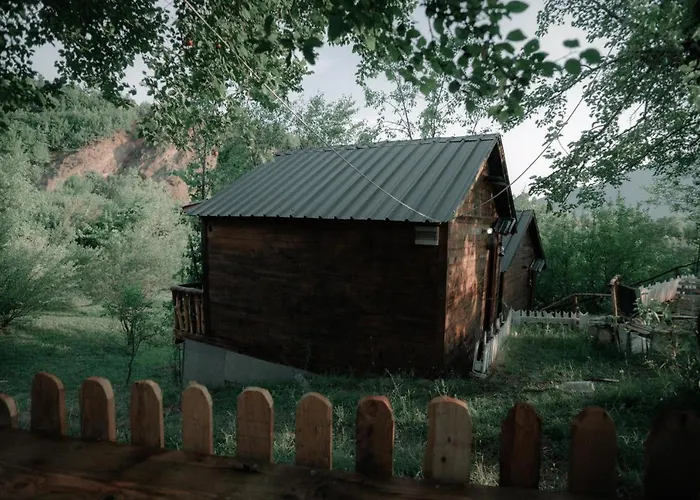 別荘 Shtepizat E Rames Agroturizem